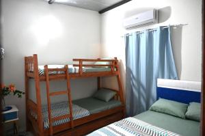 een kamer met 2 stapelbedden en een bed bij La Cumbre in Patiño +15 foto's