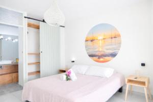 Ένα ή περισσότερα κρεβάτια σε δωμάτιο στο L Opacarophile Studio Marina du Gosier +6 φωτογραφίες