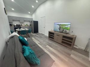 Et tv og/eller underholdning på Crystal Riber Retreat B