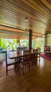 een eetkamer met een houten tafel en stoelen bij Casa da Praia in Paraty +31 foto's
