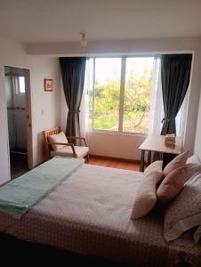 una camera da letto con un letto grande e una finestra di Apartamento Campestre a Fusagasugá