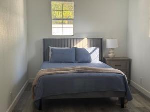 Ένα ή περισσότερα κρεβάτια σε δωμάτιο στο Crystal River Duplex Entire Apartment