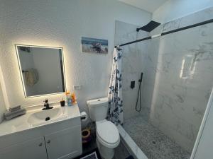 Ένα μπάνιο στο Crystal River Duplex Entire Apartment