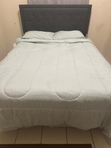 En eller flere senge i et værelse på O E Liburd Residence + 4 billeder