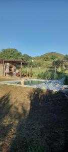 ein Swimmingpool mitten in einem Hof in der Unterkunft Lo de Nor - Refugio de Montaña in San Antonio de Arredondo