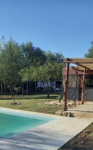 einen Pool im Garten mit Pavillon in der Unterkunft Lo de Nor - Refugio de Montaña in San Antonio de Arredondo