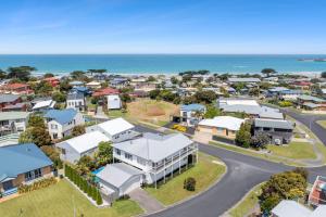 una vista aerea di una città con case e l'oceano di Seaview Apollo Escape - BYO Linen a Apollo Bay