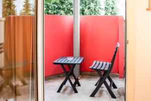 un banc noir assis à côté d'un mur rouge dans l'établissement Luxury Homburg, à Hombourg