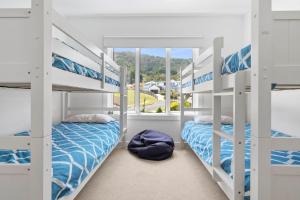 due letti a castello in una stanza con finestra di Seaview Apollo Escape - BYO Linen a Apollo Bay Altre 12 foto