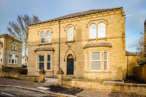een oud bakstenen huis met een brandkraan ervoor bij Essential Studio in the Heart of Huddersfield in Huddersfield