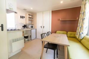 Køkken eller tekøkken på Camping 4 étoiles - Parc aquatique - ccbedef + 16 billeder