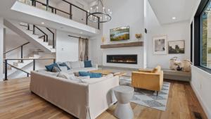 Posezení v ubytování Forget-Me-Not by AvantStay Bold Lakefront Escape