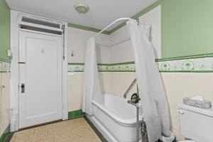 een badkamer met een wit bad en een douche bij Midstream Premier 2BR Wi-Fi Parking in St. John's +16 foto's