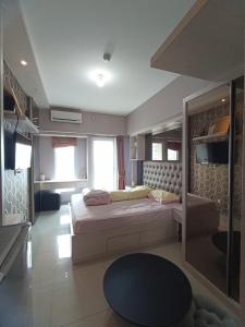 En eller flere senge i et værelse på Gatotkaca Hotels