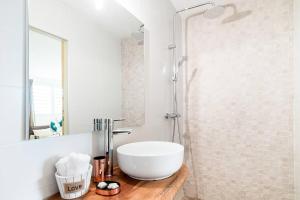 Et badeværelse på COLIBRIS PARADISE LA MARINA + 35 billeder