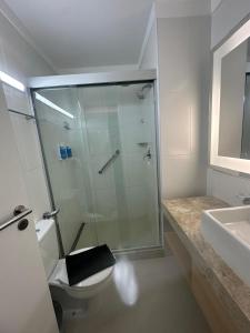 a bathroom with a shower and a toilet and a sink at Flat em Santos próximo a praia e Vila Belmiro in Santos