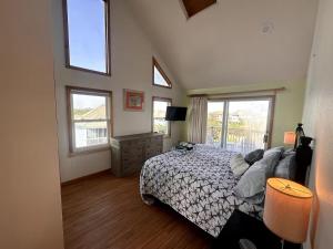 En eller flere senge i et værelse på How You Dune - Dog-Friendly Semi-Oceanfront + 71 billeder