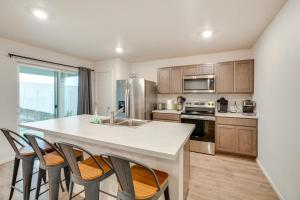 Kuchyň nebo kuchyňský kout v ubytování Walk to The Plains Golf Course Getaway in Cheney!