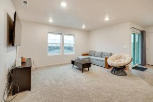 TV a/nebo společenská místnost v ubytování Walk to The Plains Golf Course Getaway in Cheney!