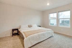 Postel nebo postele na pokoji v ubytování Walk to The Plains Golf Course Getaway in Cheney!