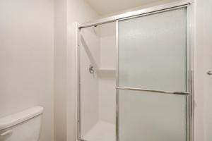 Koupelna v ubytování Walk to The Plains Golf Course Getaway in Cheney! + 19 fotografií