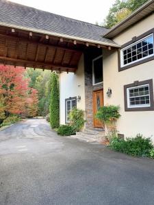 a driveway in front of a house at Splash in the Smokys ! in Sevierville