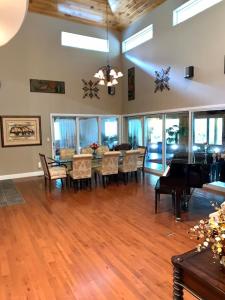 ein Esszimmer mit einem Tisch und einem Klavier in der Unterkunft Splash in the Smokys ! in Sevierville