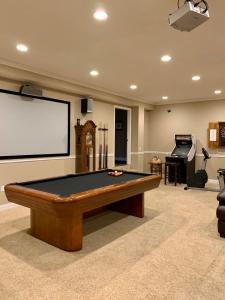 ein großer Raum mit Billardtisch und Projektionsleinwand in der Unterkunft Splash in the Smokys ! in Sevierville + 31 Fotos