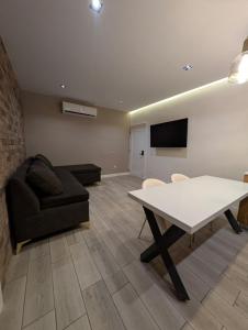 a living room with a white table and a couch at Lina Élite Suites in Chihuahua