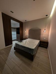 a bedroom with a bed in the middle of a room at Lina Élite Suites in Chihuahua