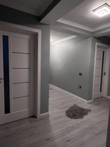 una stanza vuota con una porta e un tappeto di Valmaris a Râmnicu Vâlcea