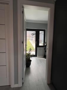 una porta aperta su un corridoio con una pianta di Valmaris a Râmnicu Vâlcea