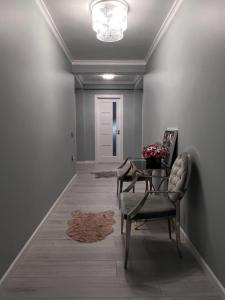 un corridoio con un tavolo, delle sedie e una porta di Valmaris a Râmnicu Vâlcea Altre 3 foto