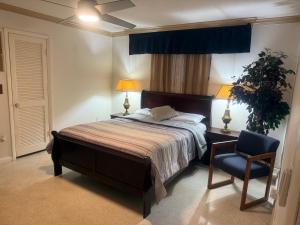 una camera da letto con un letto e una sedia blu di Vacation home a Melbourne Altre 37 foto