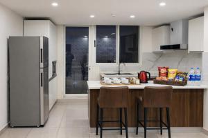 Køkken eller tekøkken på Executive Suite In Elysium Tower Facing Centaurus Mall Islamabad