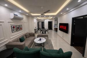 Et tv og/eller underholdning på Executive Suite In Elysium Tower Facing Centaurus Mall Islamabad + 29 billeder
