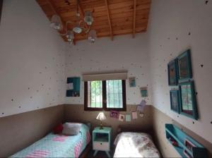 une chambre avec deux lits et une fenêtre dans l'établissement Casa Quinta La Plata, à La Plata