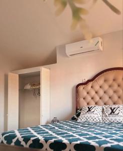 una camera da letto con un letto con una coperta blu e bianca di New Cozy Entire home 2 Bedroom- AC, Wifi, 24 hour Security in Private Gated Community a Old Harbour