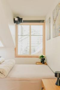 Postel nebo postele na pokoji v ubytování Cool downtown apartment with 3 bedrooms!