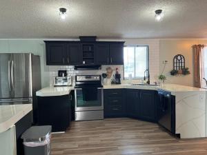 Køkken eller tekøkken på Whispering Willows home with Pool