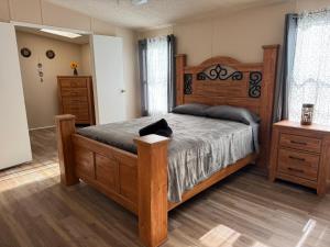 En eller flere senge i et værelse på Whispering Willows home with Pool