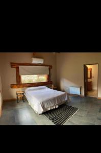 En eller flere senge i et værelse på Cabaña Lago Puelo