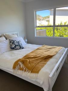 En eller flere senge i et værelse på Wee Blue Bach at Waihi Beach