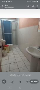 Un baño con ducha, inodoro y lavabo. en Awesome Mountains Views, en Nueva California