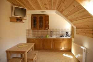 Virtuvė arba virtuvėlė apgyvendinimo įstaigoje Tourist farm Gradišnik