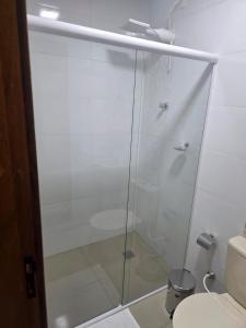 una doccia in vetro in un bagno con WC di Pousada Alvorada a Engenheiro Coelho