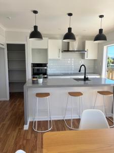 Køkken eller tekøkken på Wee Blue Bach at Waihi Beach