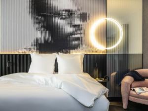 una camera con un letto e una foto di un uomo di Tribe Amsterdam City ad Amsterdam Altre 72 foto