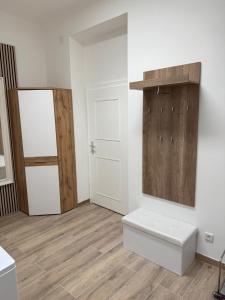 een witte kamer met een toilet en een deur bij Schöne Wohnung im Helenental in Baden