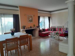 a living room with a table and a couch at Alquiler temporal Casa céntrica in La Falda